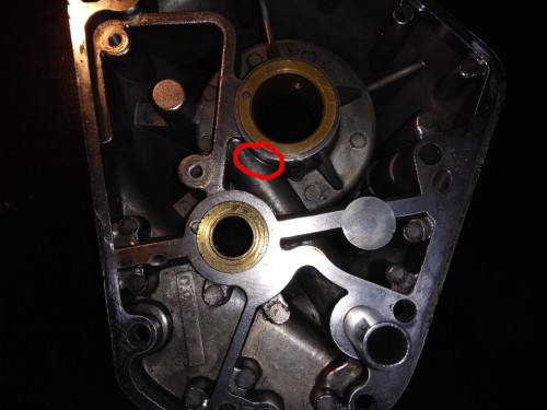 Rücklaufbohrung und Durchbruch zum Ölkanal.